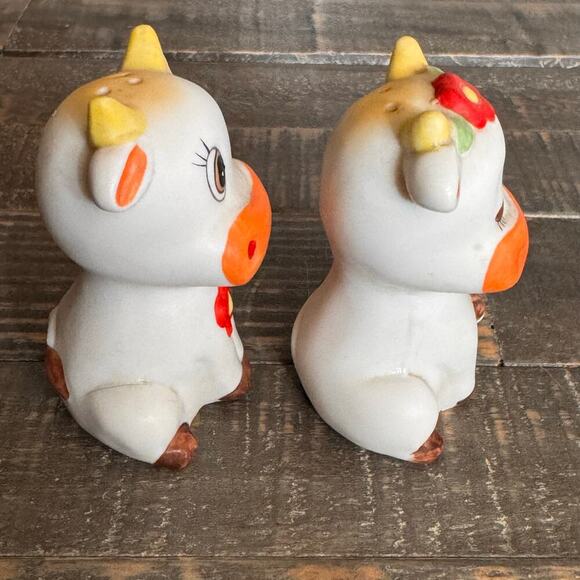 Vintage Hand Painted Bisque Cow Couple Salt & Pepper Shakers - Picture 6 of 7